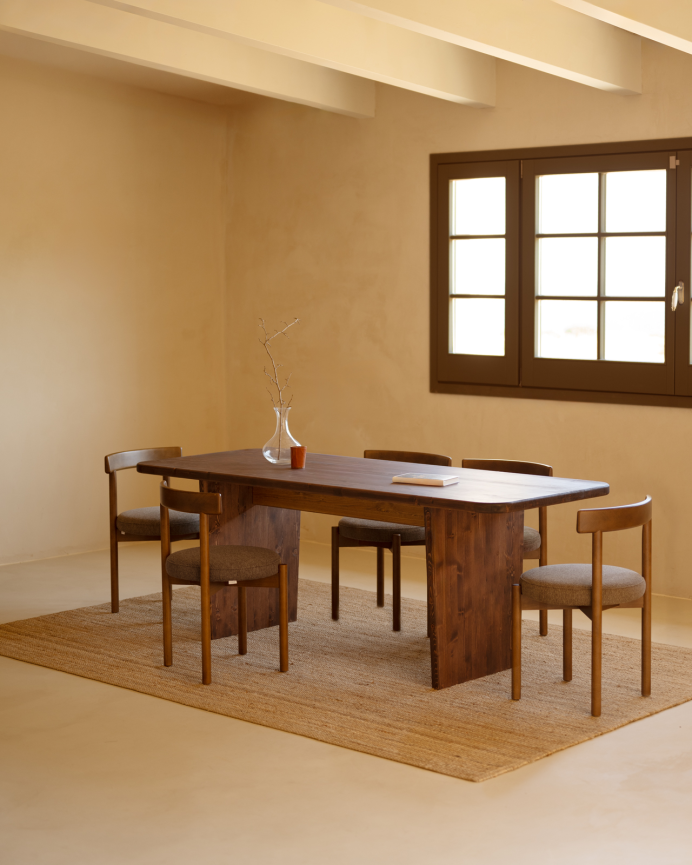 Table de salle à manger en bois massif dans le ton noyer de différentes tailles
