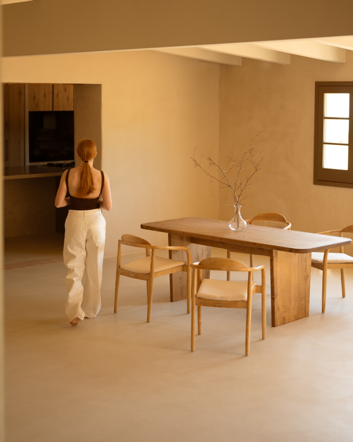 Table de salle à manger en bois massif dans le ton chêne foncé de différentes tailles
