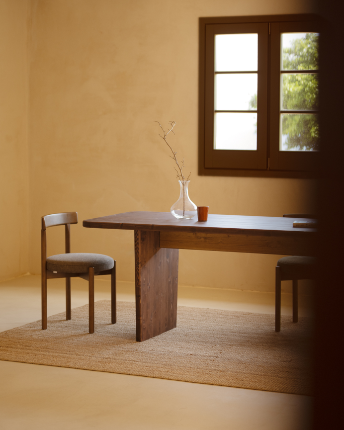 Table de salle à manger en bois massif dans le ton noyer de différentes tailles