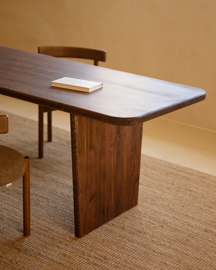 Table de salle à manger en bois massif dans le ton noyer de différentes tailles