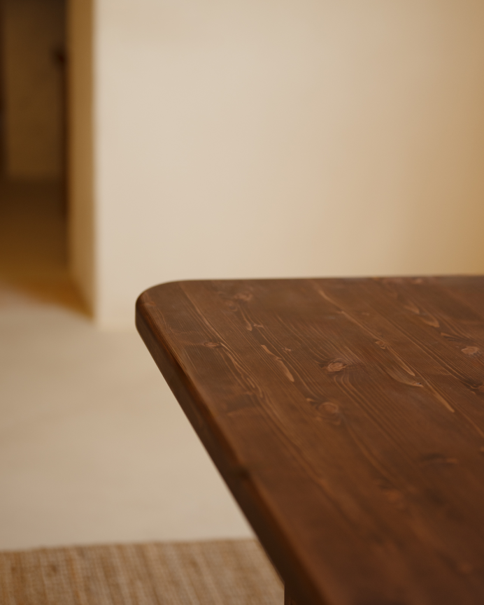 Table de salle à manger en bois massif dans le ton noyer de différentes tailles