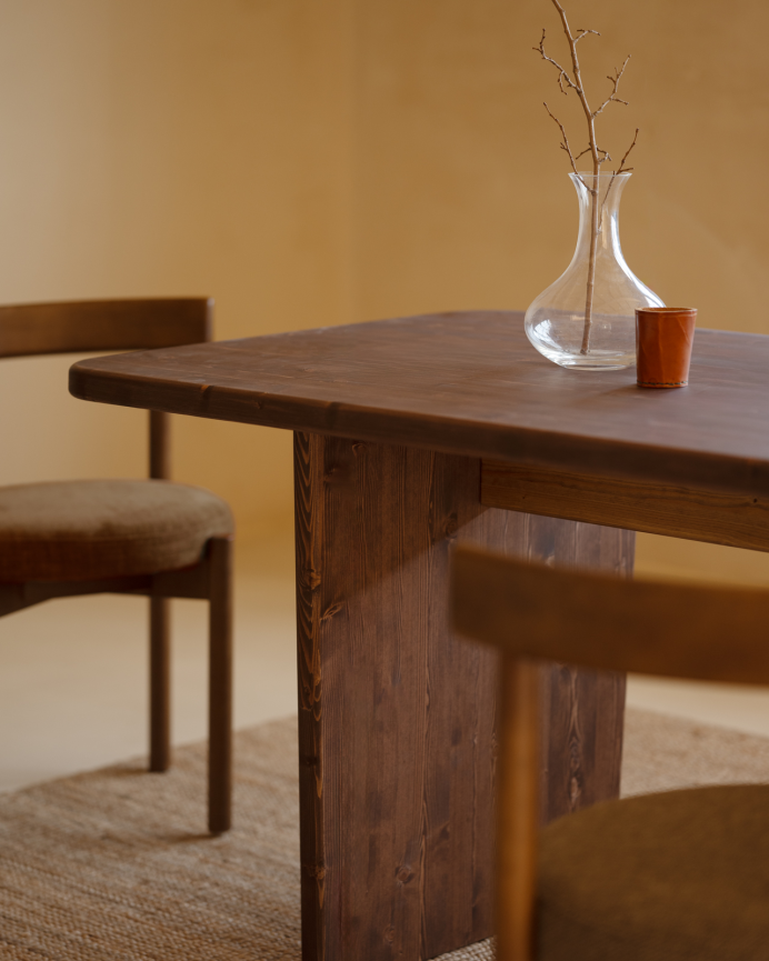 Table de salle à manger en bois massif dans le ton noyer de différentes tailles