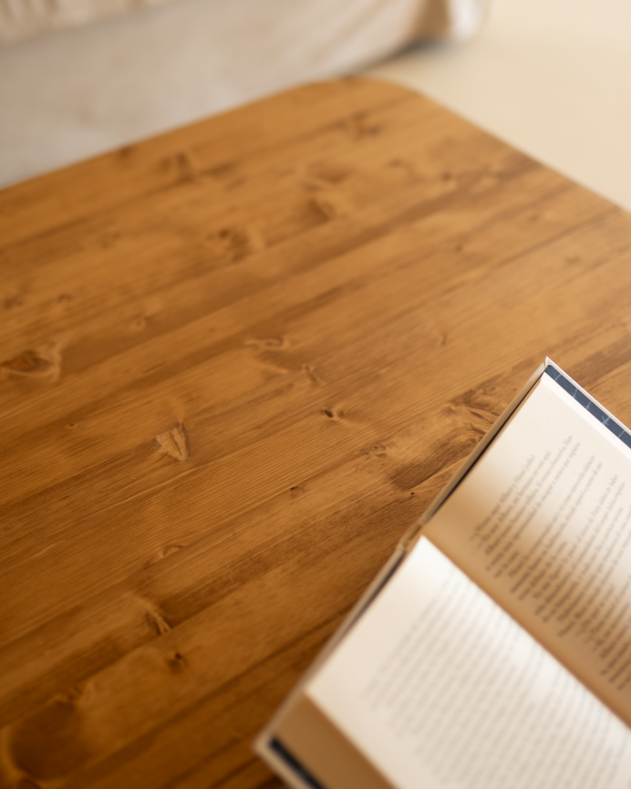 Table basse en bois massif dans le ton chêne foncé de différentes tailles