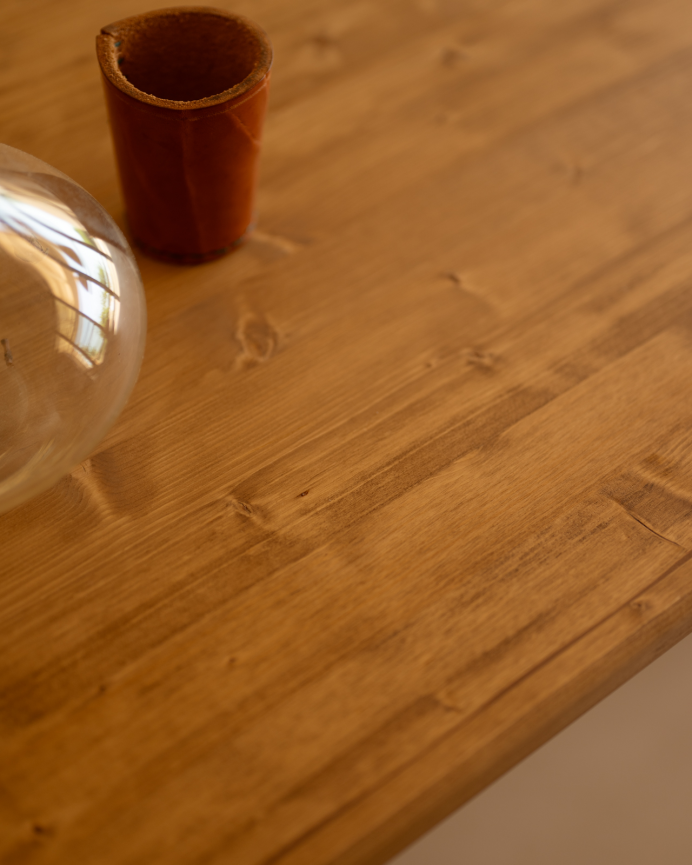 Table basse en bois massif dans le ton chêne foncé de différentes tailles