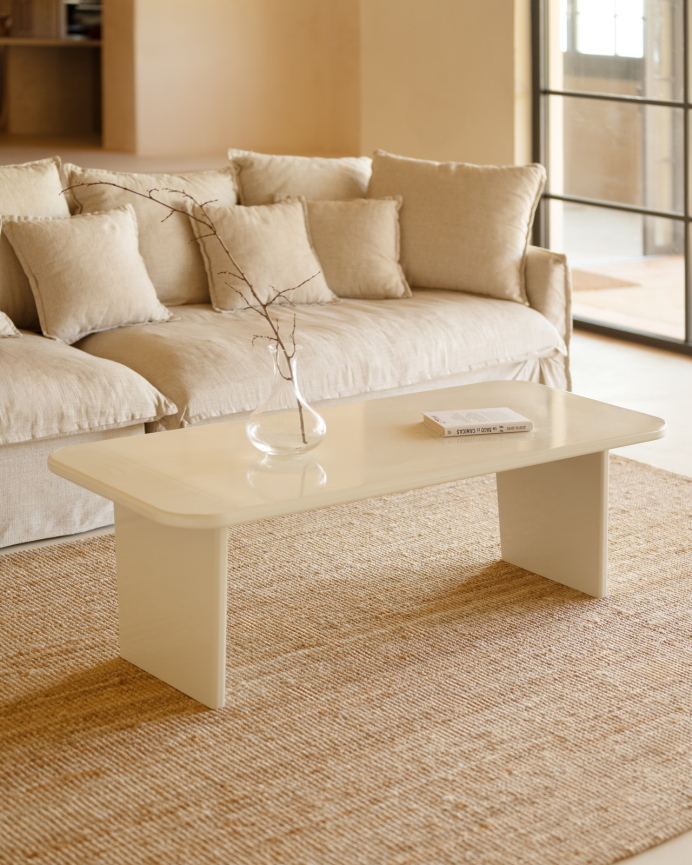 Table basse en bois massif avec laque brillante de couleur blanc cassé en différentes tailles