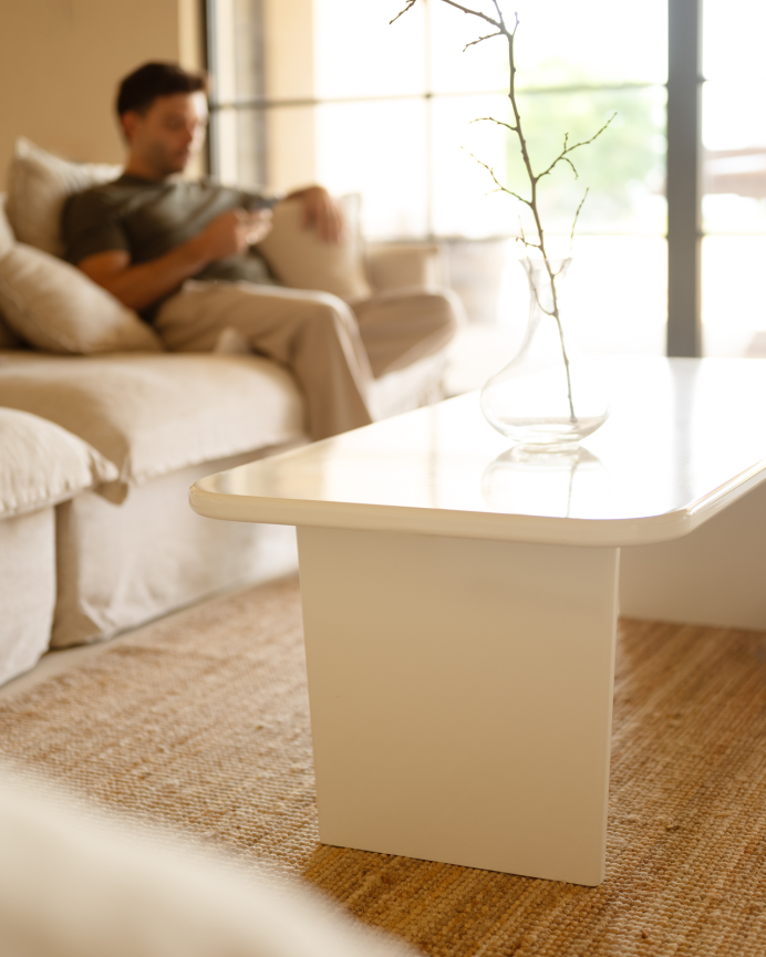 Table basse en bois massif avec laque brillante de couleur blanc cassé en différentes tailles