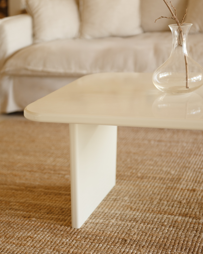 Table basse en bois massif avec laque brillante de couleur blanc cassé en différentes tailles
