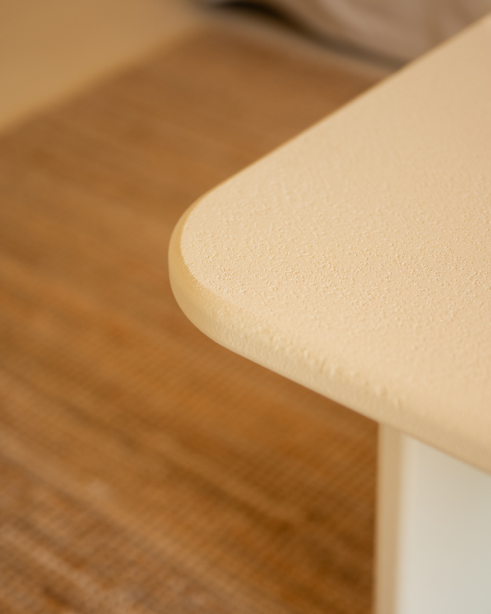 Table basse en microciment dans le ton blanc de différentes tailles