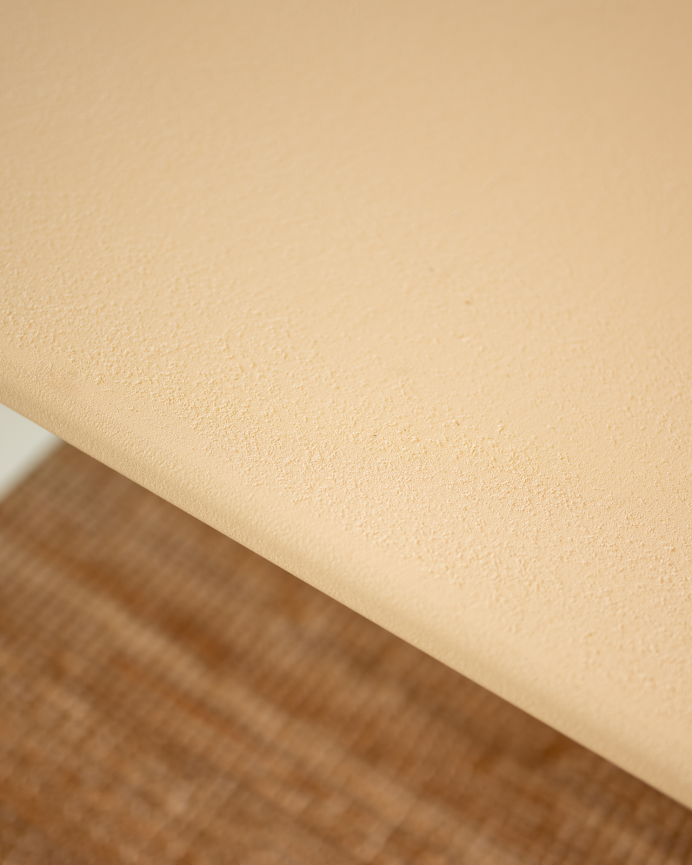 Table basse en microciment dans le ton blanc de différentes tailles
