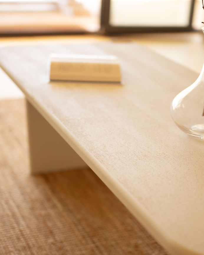Table basse en microciment dans le ton blanc de différentes tailles