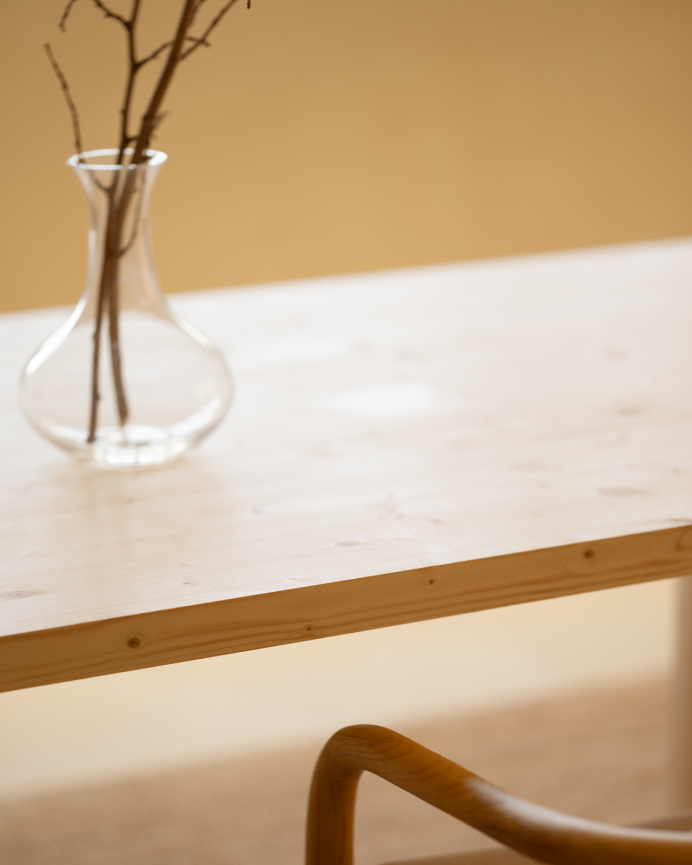 Table de salle à manger en bois massif dans le ton naturel de différentes tailles
