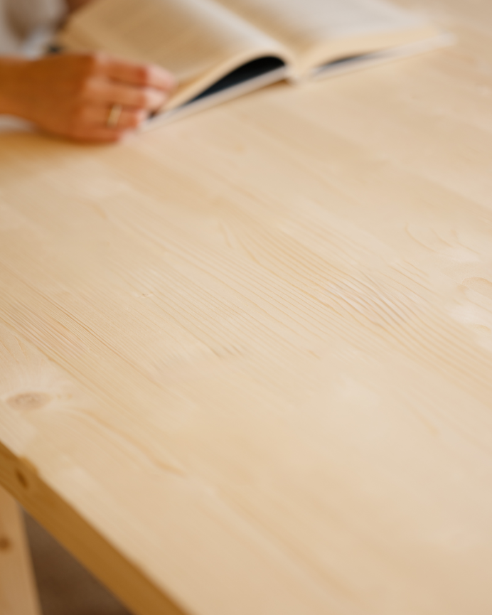 Table de salle à manger en bois massif dans le ton naturel de différentes tailles