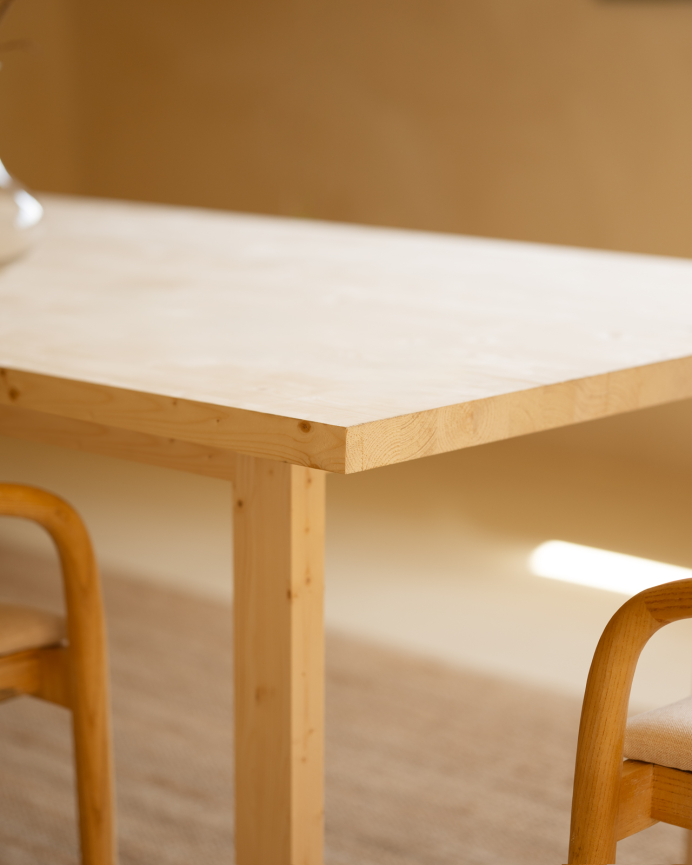 Table de salle à manger en bois massif dans le ton naturel de différentes tailles