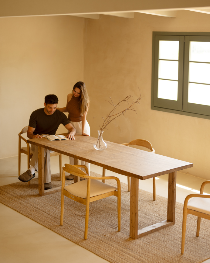 Table de salle à manger en bois massif dans le ton chêne foncé de différentes tailles