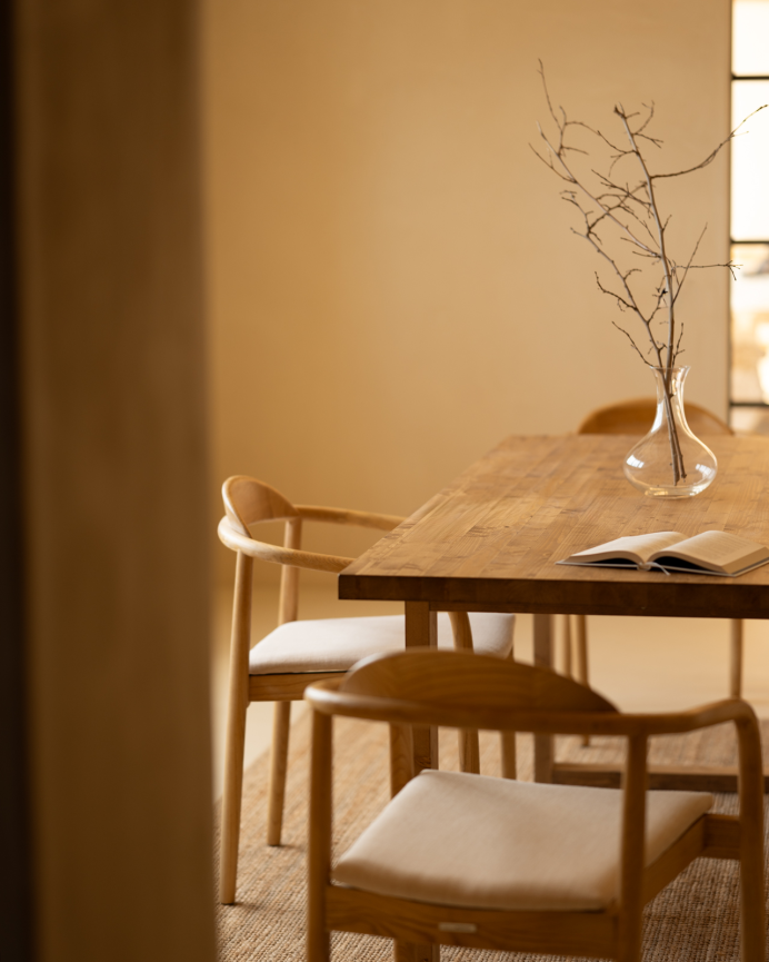 Table de salle à manger en bois massif dans le ton chêne foncé de différentes tailles