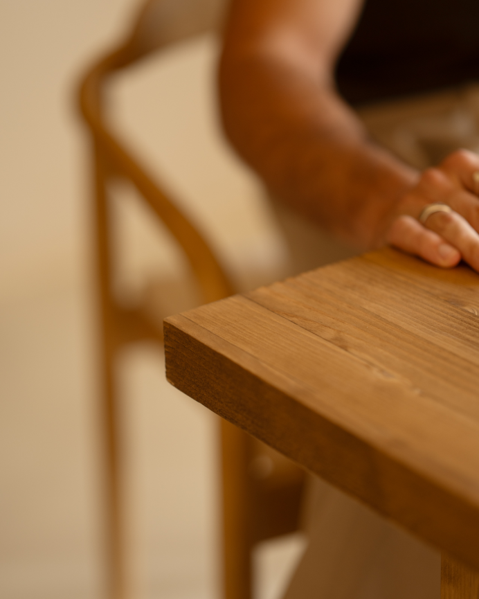 Table de salle à manger en bois massif dans le ton chêne foncé de différentes tailles