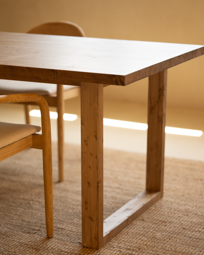 Table de salle à manger en bois massif dans le ton chêne foncé de différentes tailles