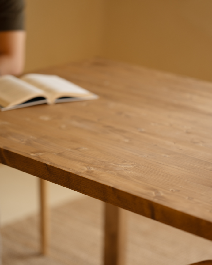Table de salle à manger en bois massif dans le ton chêne foncé de différentes tailles