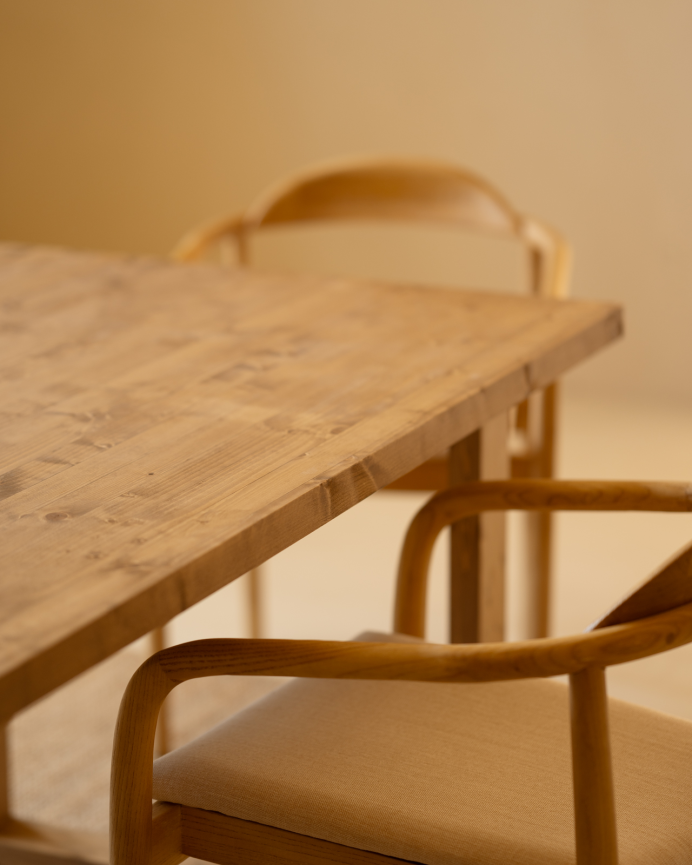 Table de salle à manger en bois massif dans le ton chêne foncé de différentes tailles