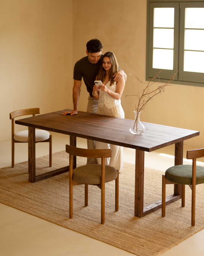Table de salle à manger en bois massif dans le ton noyer de différentes tailles