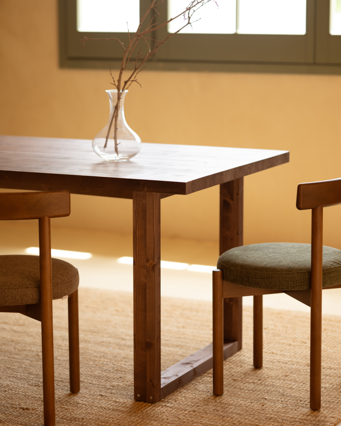 Table de salle à manger en bois massif dans le ton noyer de différentes tailles