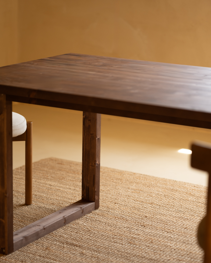 Table de salle à manger en bois massif dans le ton noyer de différentes tailles