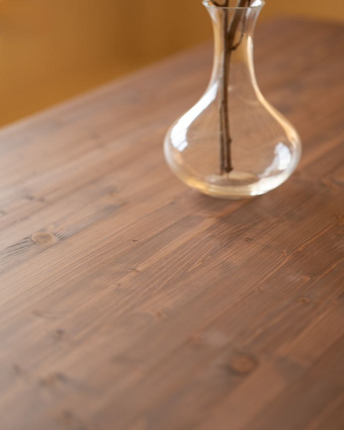Table de salle à manger en bois massif dans le ton noyer de différentes tailles