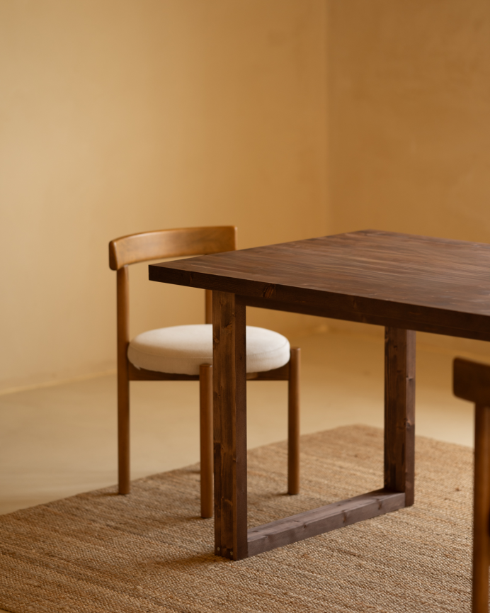 Table de salle à manger en bois massif dans le ton noyer de différentes tailles