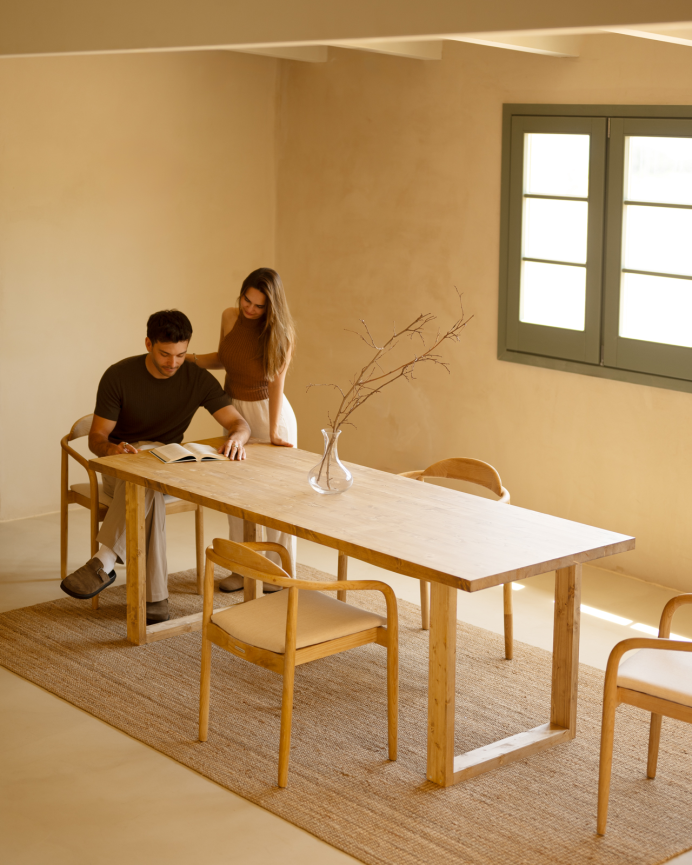 Table de salle à manger en bois massif dans le ton chêne moyen de différentes tailles