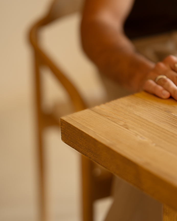 Table de salle à manger en bois massif dans le ton chêne moyen de différentes tailles