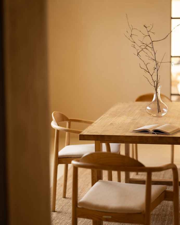 Table de salle à manger en bois massif dans le ton chêne moyen de différentes tailles