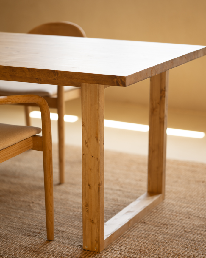 Table de salle à manger en bois massif dans le ton chêne moyen de différentes tailles