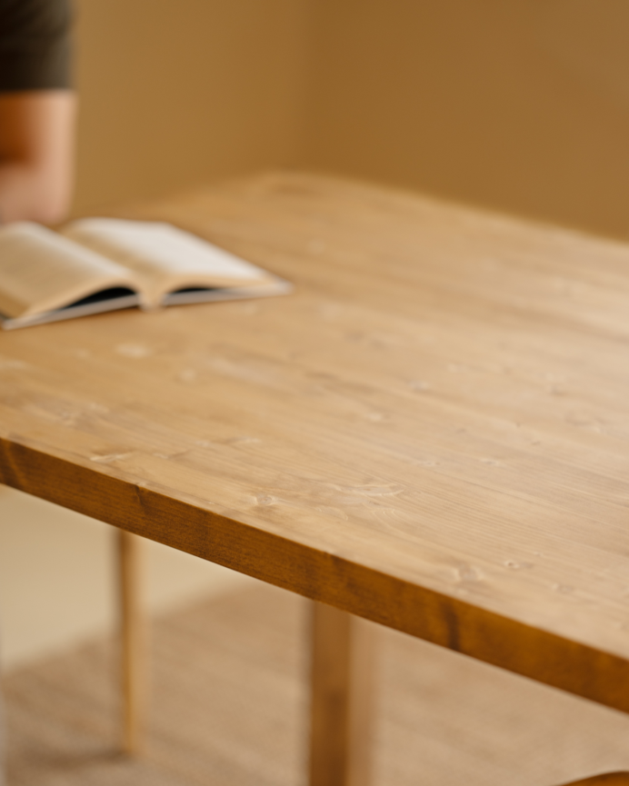 Table de salle à manger en bois massif dans le ton chêne moyen de différentes tailles