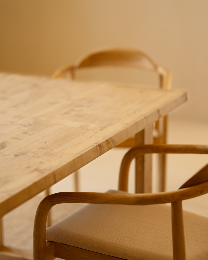 Table de salle à manger en bois massif dans le ton chêne moyen de différentes tailles