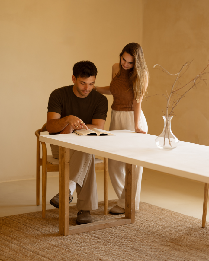 Table de salle à manger en bois massif avec laque brillante dans le ton blanc cassé en différentes tailles