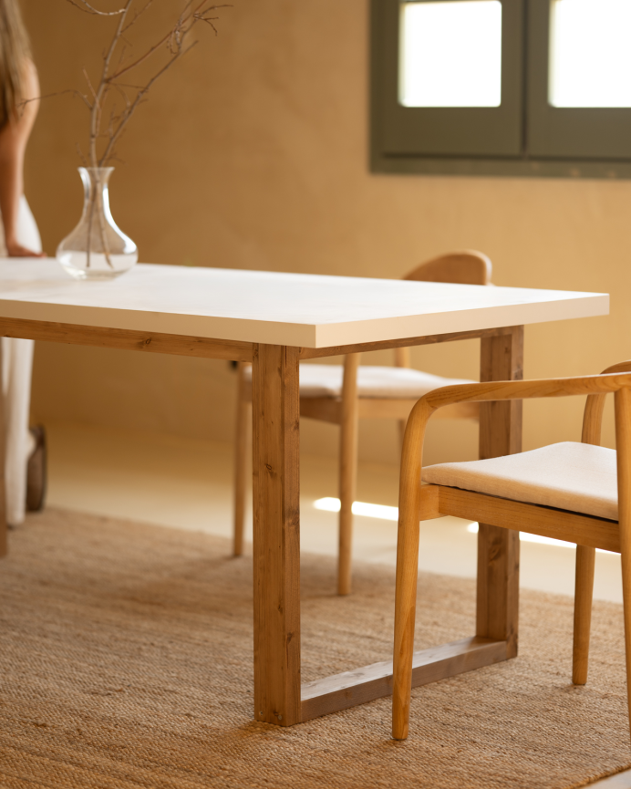Table de salle à manger en bois massif avec laque brillante dans le ton blanc cassé en différentes tailles
