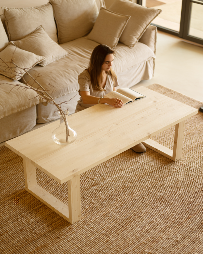 Table basse en bois massif dans le ton naturel de différentes tailles