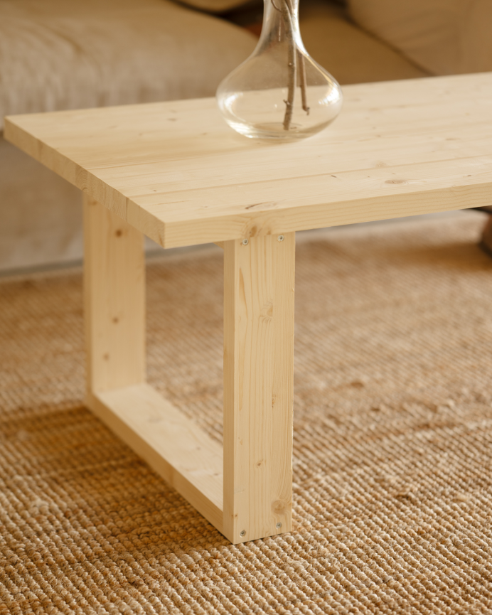 Table basse en bois massif dans le ton naturel de différentes tailles