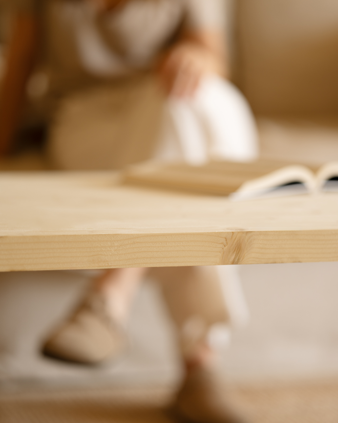 Table basse en bois massif dans le ton naturel de différentes tailles