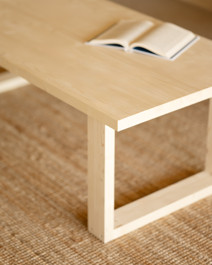 Table basse en bois massif dans le ton naturel de différentes tailles