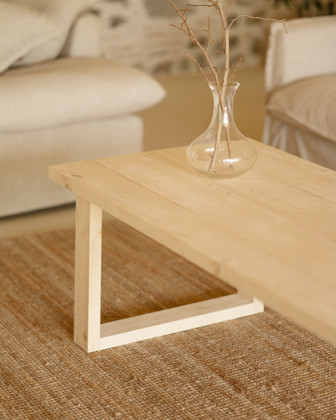 Table basse en bois massif dans le ton naturel de différentes tailles