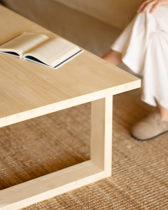 Table basse en bois massif dans le ton naturel de différentes tailles