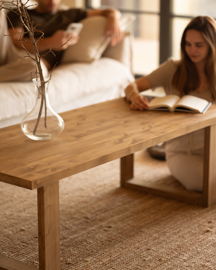 Table basse en bois massif dans le ton chêne foncé de différentes tailles