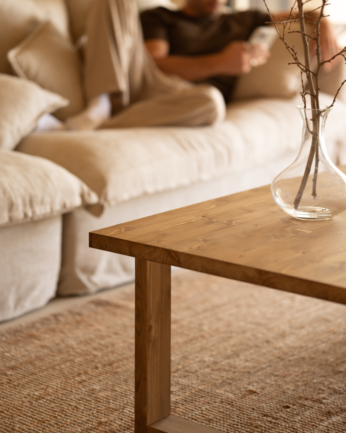Table basse en bois massif dans le ton chêne foncé de différentes tailles