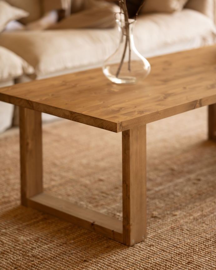 Table basse en bois massif dans le ton chêne foncé de différentes tailles