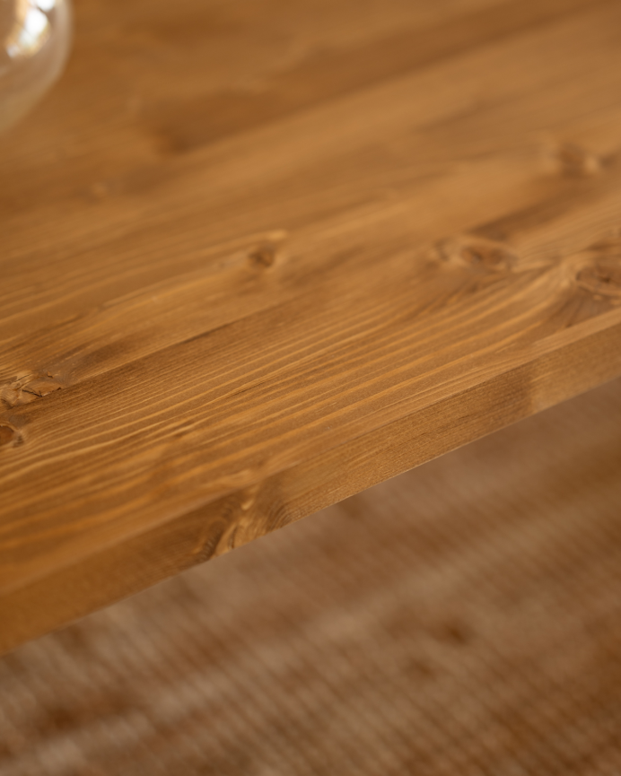 Table basse en bois massif dans le ton chêne foncé de différentes tailles