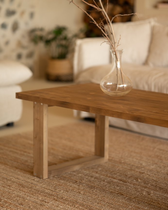 Table basse en bois massif dans le ton chêne foncé de différentes tailles