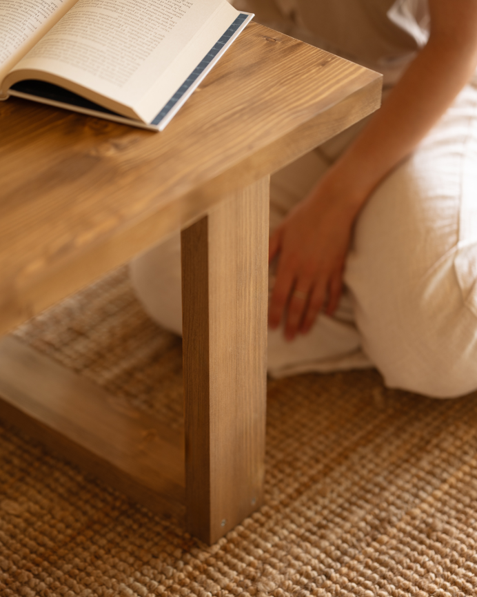 Table basse en bois massif dans le ton chêne foncé de différentes tailles