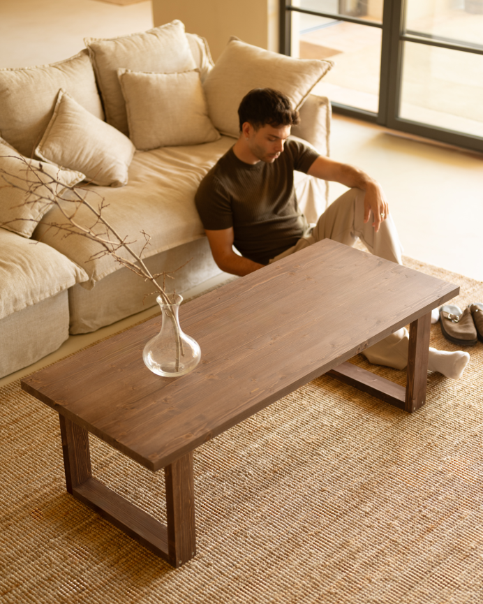 Table basse en bois massif dans le ton noyer de différentes tailles
