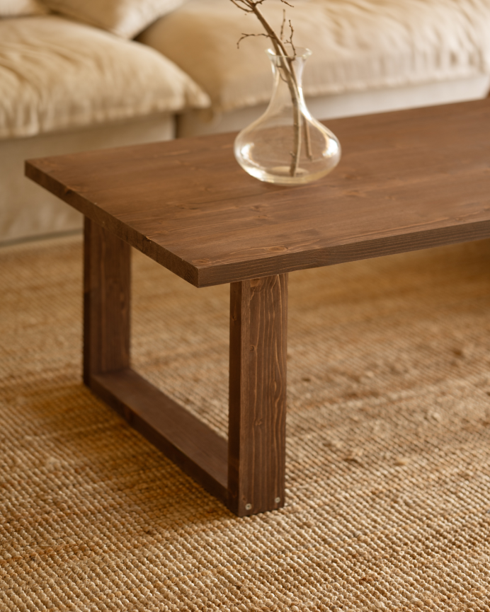 Table basse en bois massif dans le ton noyer de différentes tailles